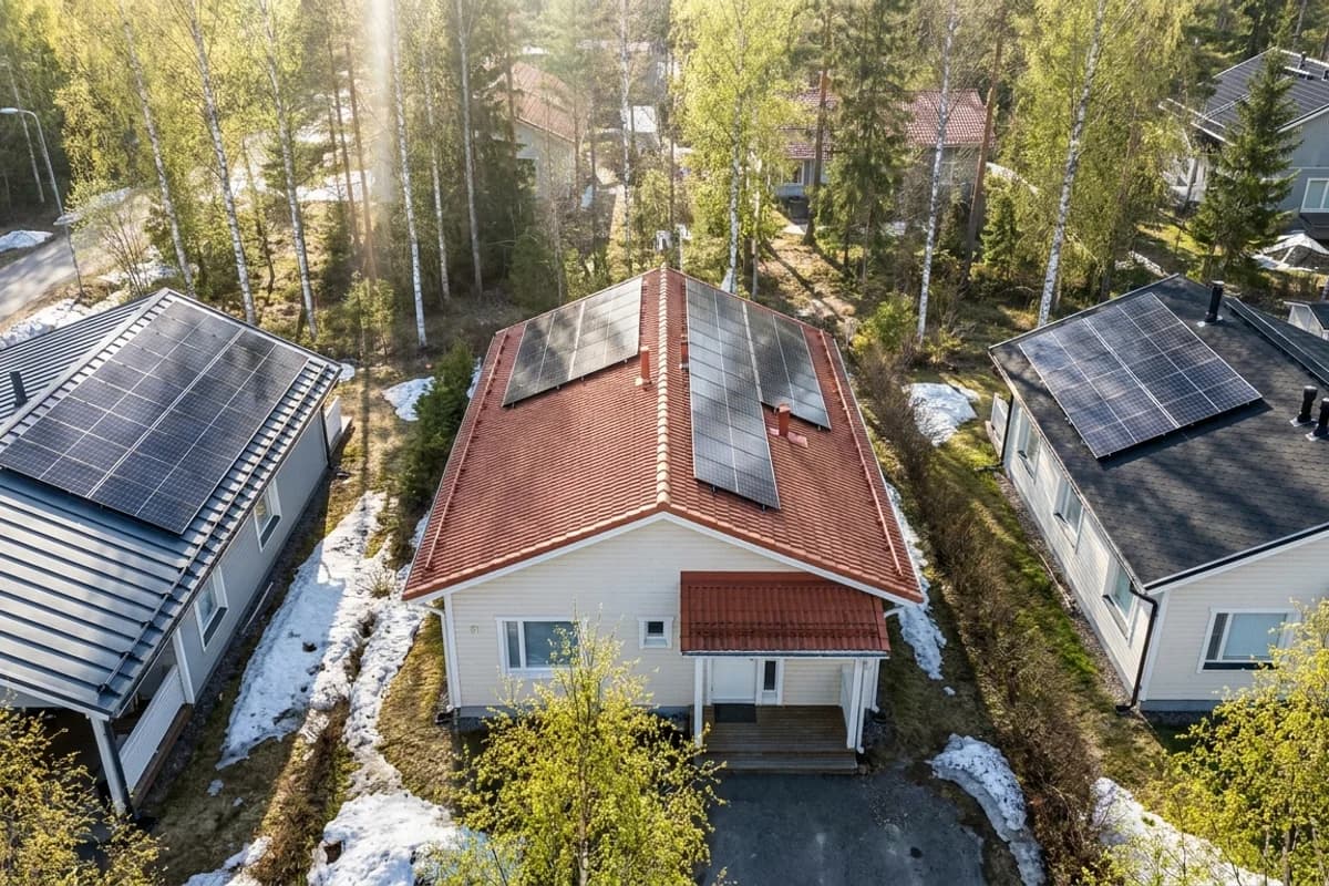 Aurinkopaneelin kiinnitys kattotyypeille 2026 – pelti, tiili, huopa