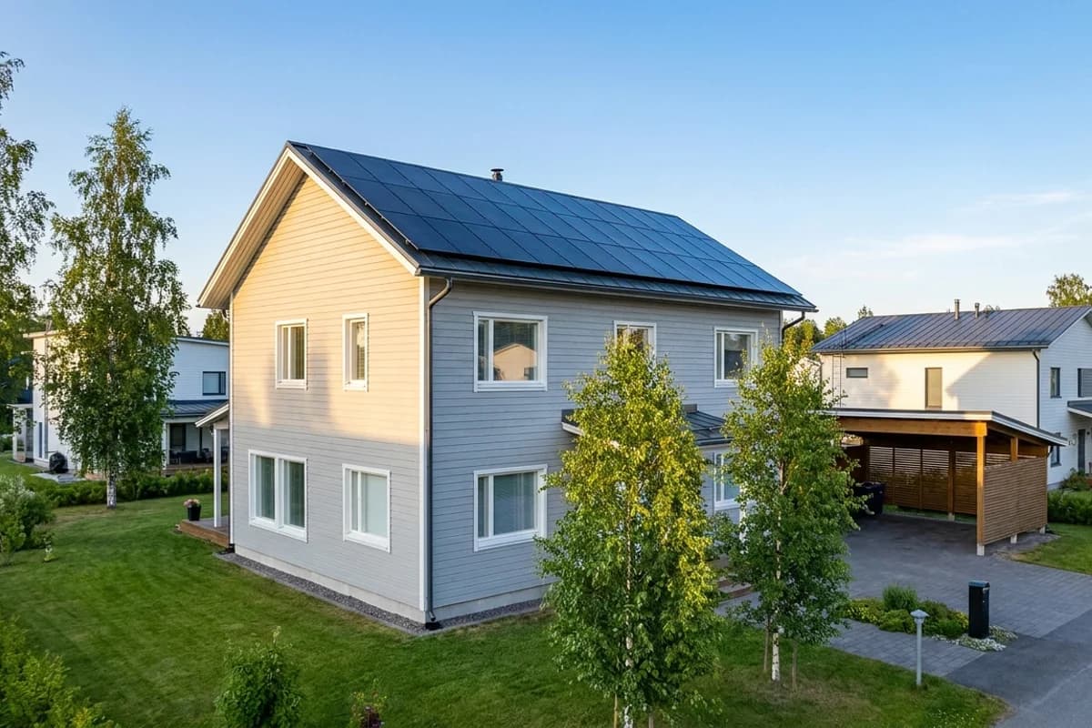 Aurinkopaneelin suuntaus 2026 – itä-länsi vai etelä varttihinnalla?