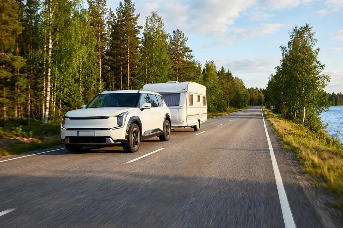 Sähköautolla Eurooppaan 2026 – lataus, kustannukset, korttimaksu (3 000 km opas)