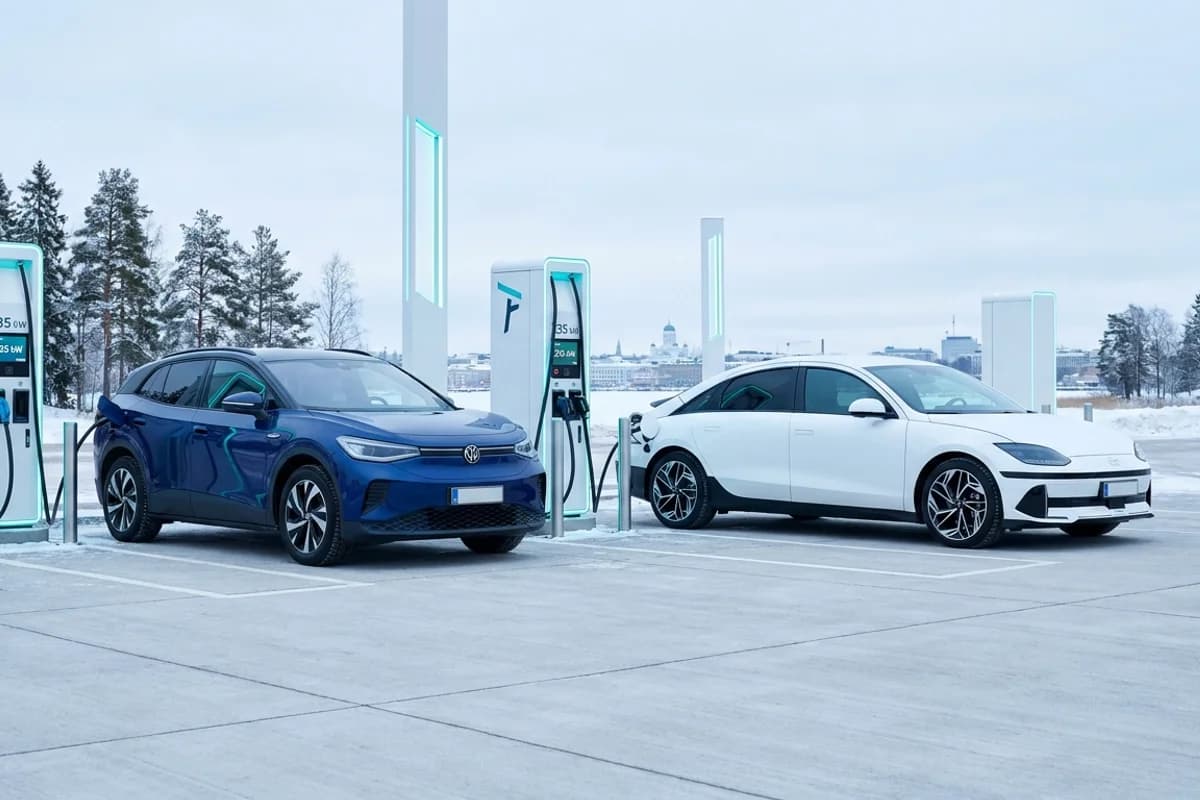 800V vai 400V – miksi sama 300 kW asema lataa Ioniq 6:n 2x tahtia